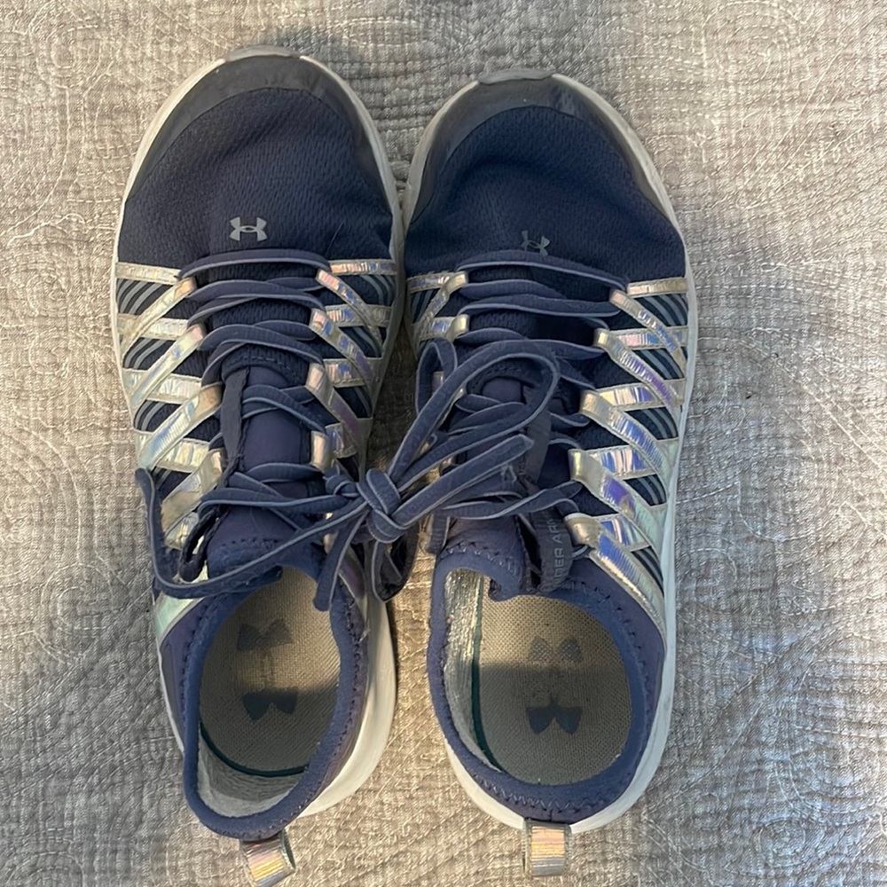 CUTE BLUE UNDER ARMOUR SNEAKERS SIZE 6 GREAT CONDITION